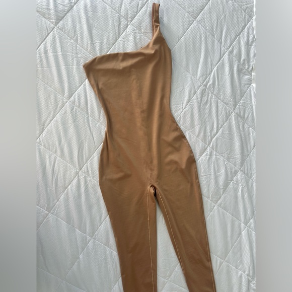 SKIMS ALL-IN-ONE ONE SHOULDER ONESIE SIENNA COLOR - Picture 8 of 10